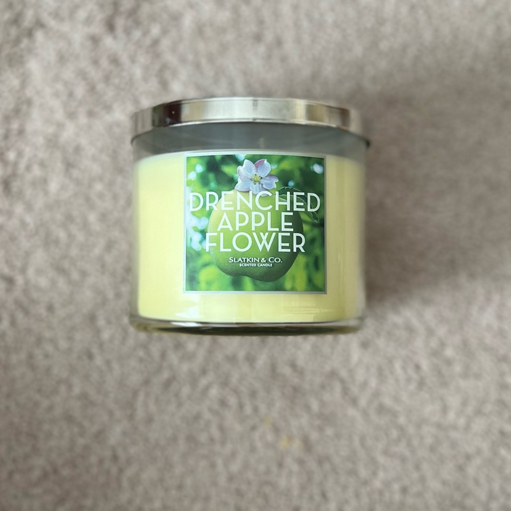 Slatkin & co Drenched Apple Flower Scented Candle - NWT. - 14.5oz